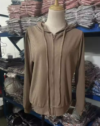 Damen Kapuzenpullover mit strukturierter Rippoptik und praktischen Knöpfen Drune