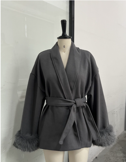 Drune | Wolljacke mit Gürtel und Fake Fur Manschetten