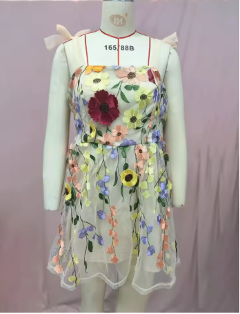 Drune | Cocktailkleid mit Blumenapplikationen