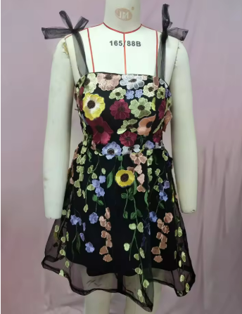Drune | Cocktailkleid mit Blumenapplikationen