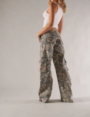 Drune | Niedrig taillierte Cargo-Hose Braun Camo