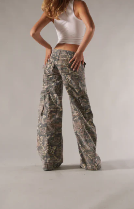 Drune | Niedrig taillierte Cargo-Hose Braun Camo