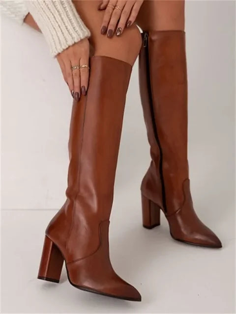 Damenstiefel aus Kunstleder mit schlanker Form