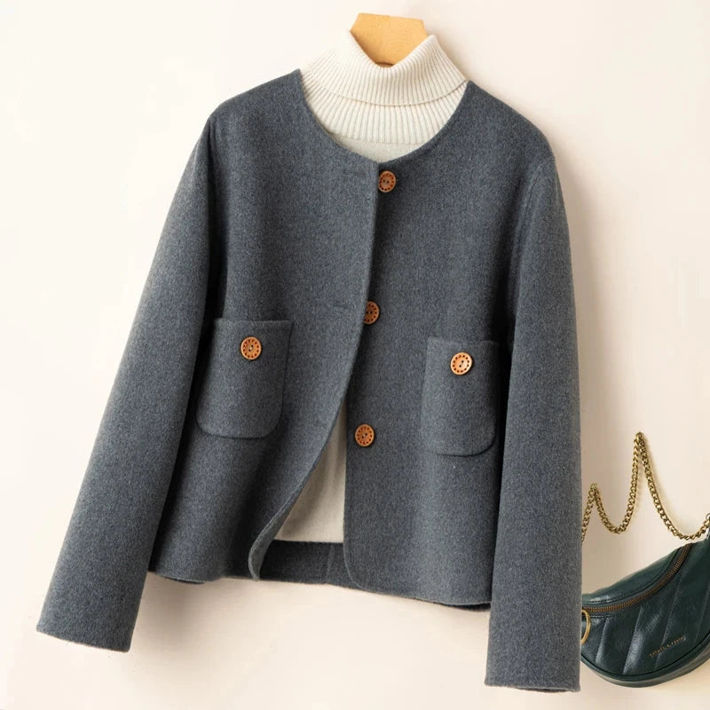 Drune | Cropped Jacke Wollmix Boxy Fit Kragenlos Dekorative Knopfverschluss Patten Taschen