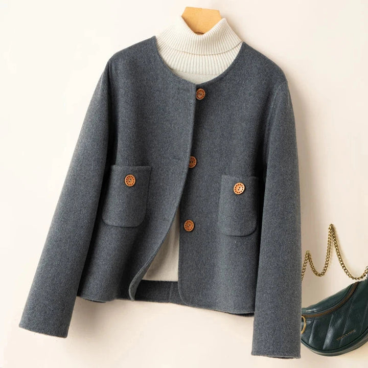 Drune | Cropped Jacke Wollmix Boxy Fit Kragenlos Dekorative Knopfverschluss Patten Taschen