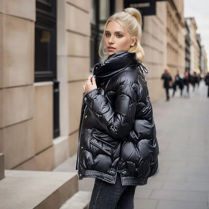 Drune | Pufferjacke mit gewelltem Muster und Metallic-Look für Frauen