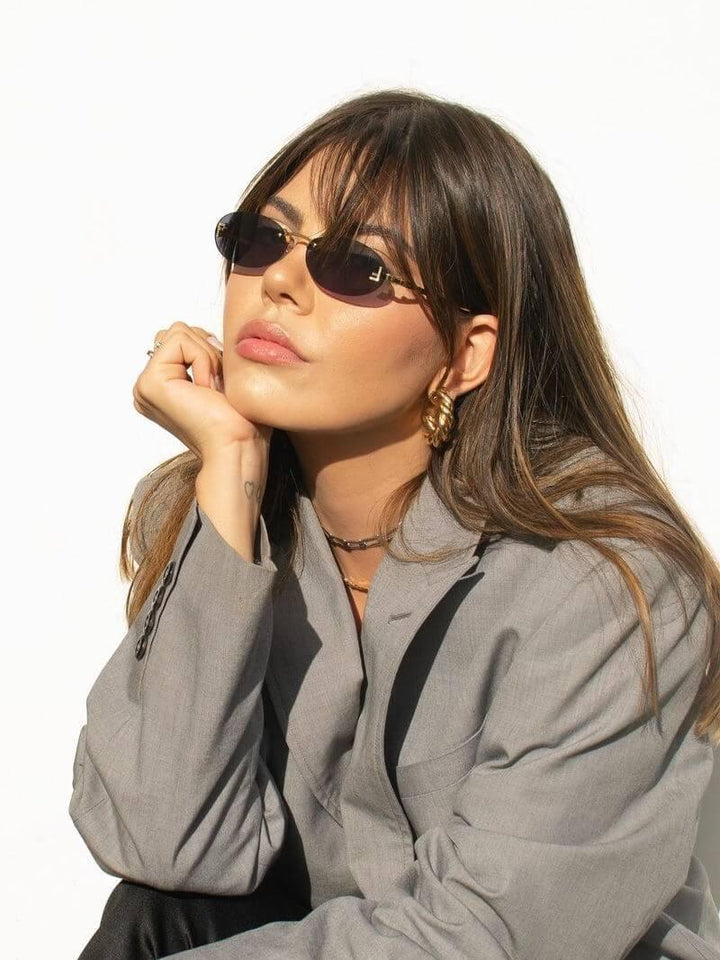 Drune | Ovale Sonnenbrille Mit Goldenen Akzenten Und Subtilen Steinen