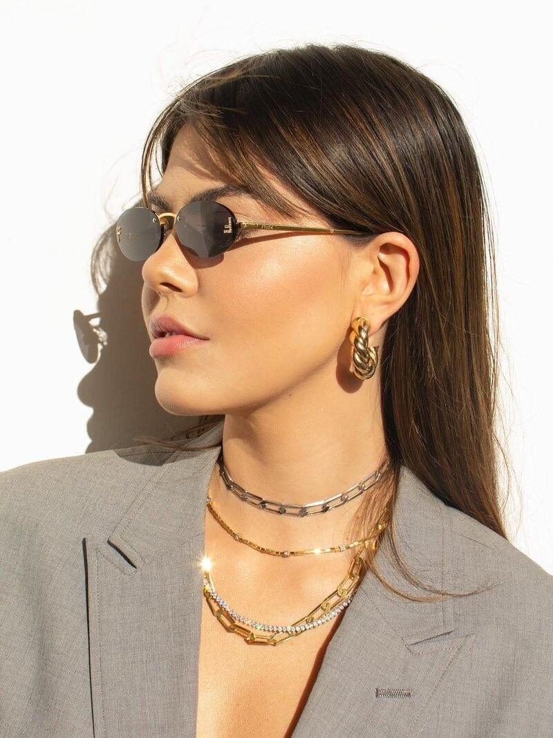 Drune | Ovale Sonnenbrille Mit Goldenen Akzenten Und Subtilen Steinen