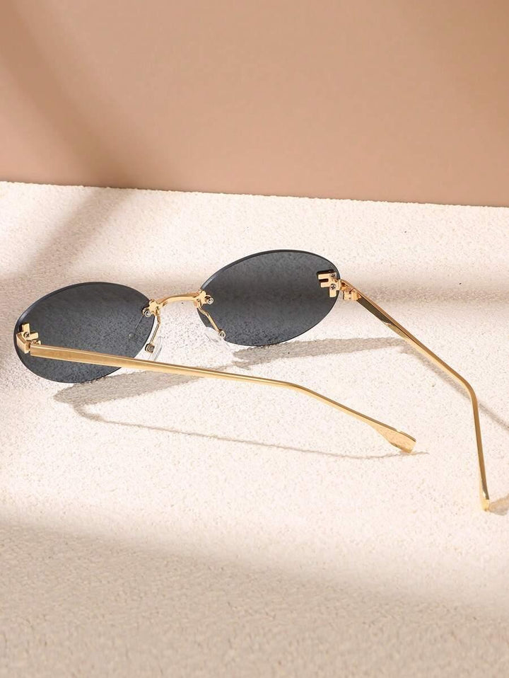 Drune | Ovale Sonnenbrille Mit Goldenen Akzenten Und Subtilen Steinen