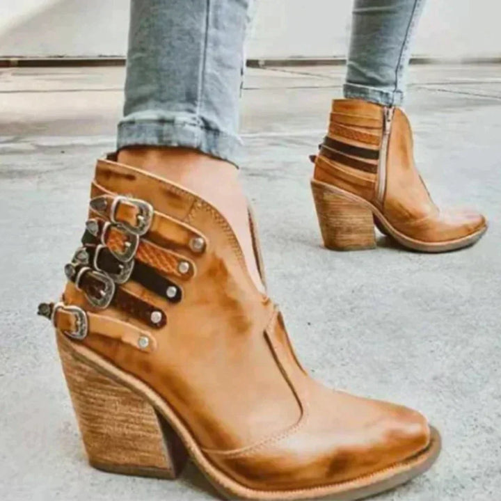 Drune | Stiefel mit Nieten und Klobigem Schnallenverschluss