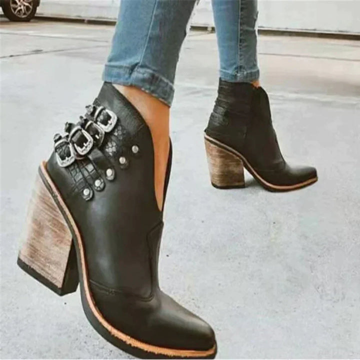 Drune - Markante Biker Stiefeletten mit Nietenbesatz Robuste Schnallen-Optik