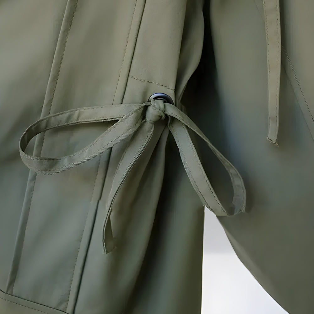 Drune | Mittellange, taillierte Windjacke für Damen mit Kapuze und Reißverschluss
