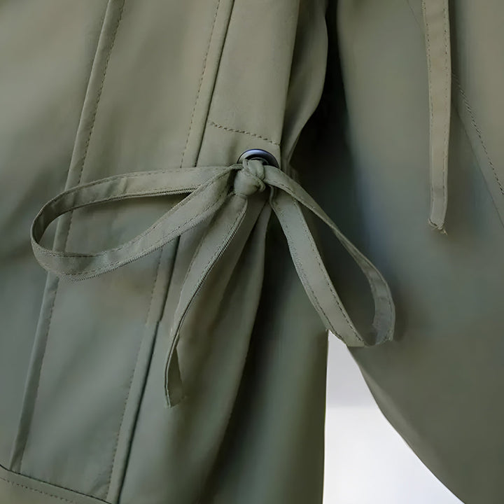 Drune | Mittellange, taillierte Windjacke für Damen mit Kapuze und Reißverschluss