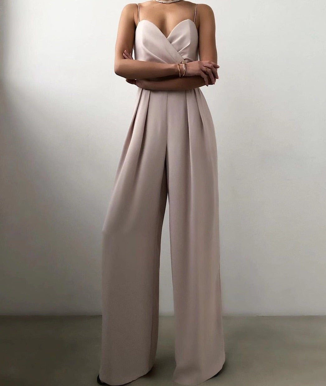 Model trägt einen aprikose sexy riemen-overall