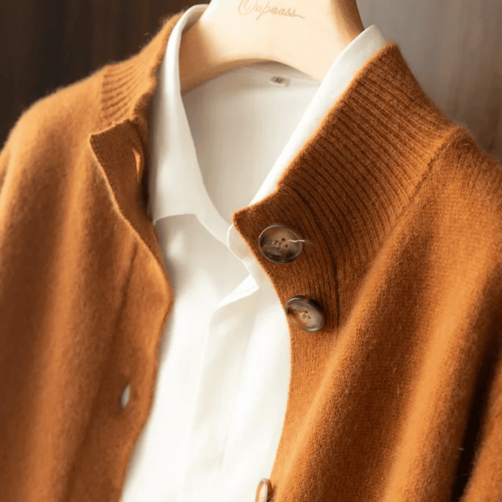 Drune | Damen Cardigan mit Stehkragen und modernen Knöpfen