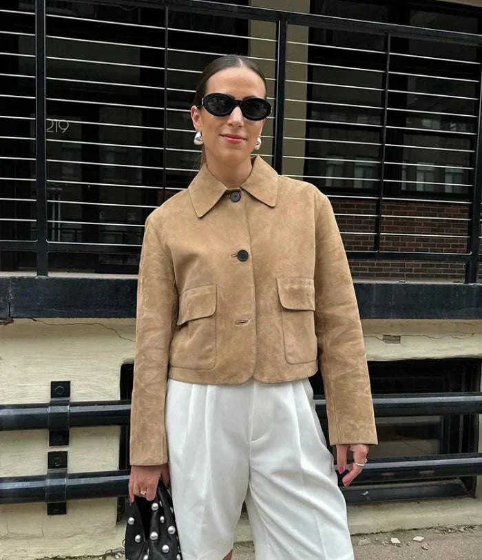Drune | beige Damenjacke aus Suedette mit schmalen Knöpfen