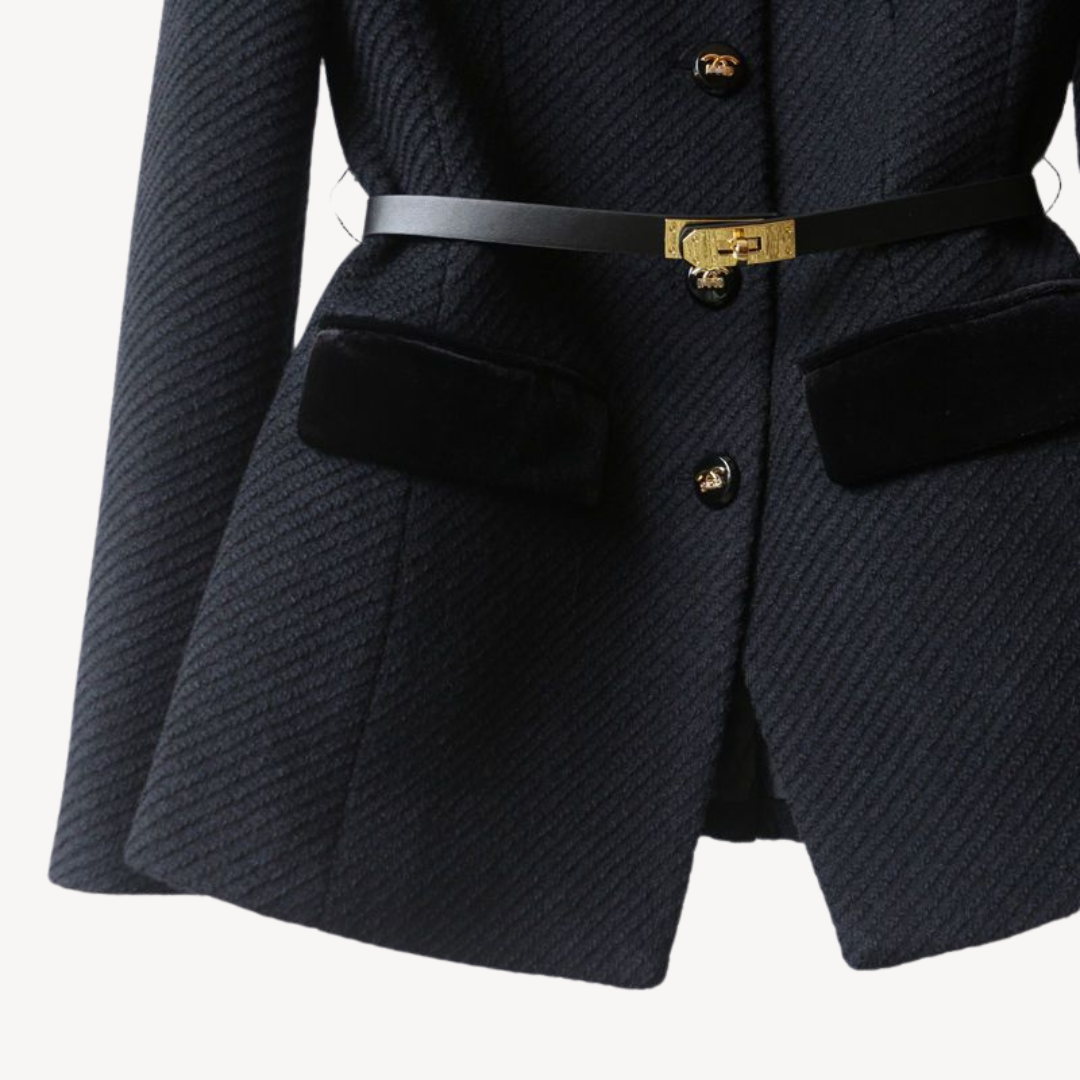 Drune | Maßgeschneiderter Gürtelblazer – Samt detail & Goldton-Finish