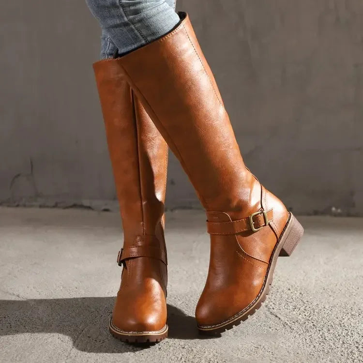 Drune | Kniehohe Stiefel Sleek Enger Schnitt Schnallen Detail Leder Look Finish