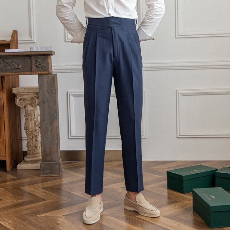 Drune Classic: Stilvolle Hose mit Schnalle