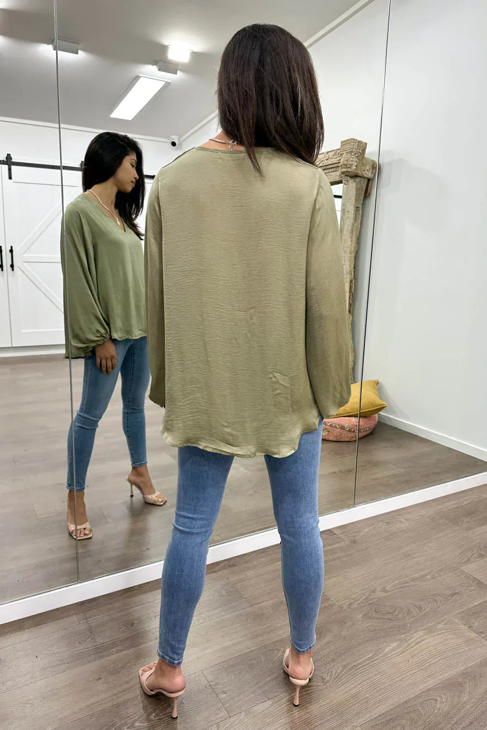 Drune | Damenbluse Mit Modernem V-Ausschnitt