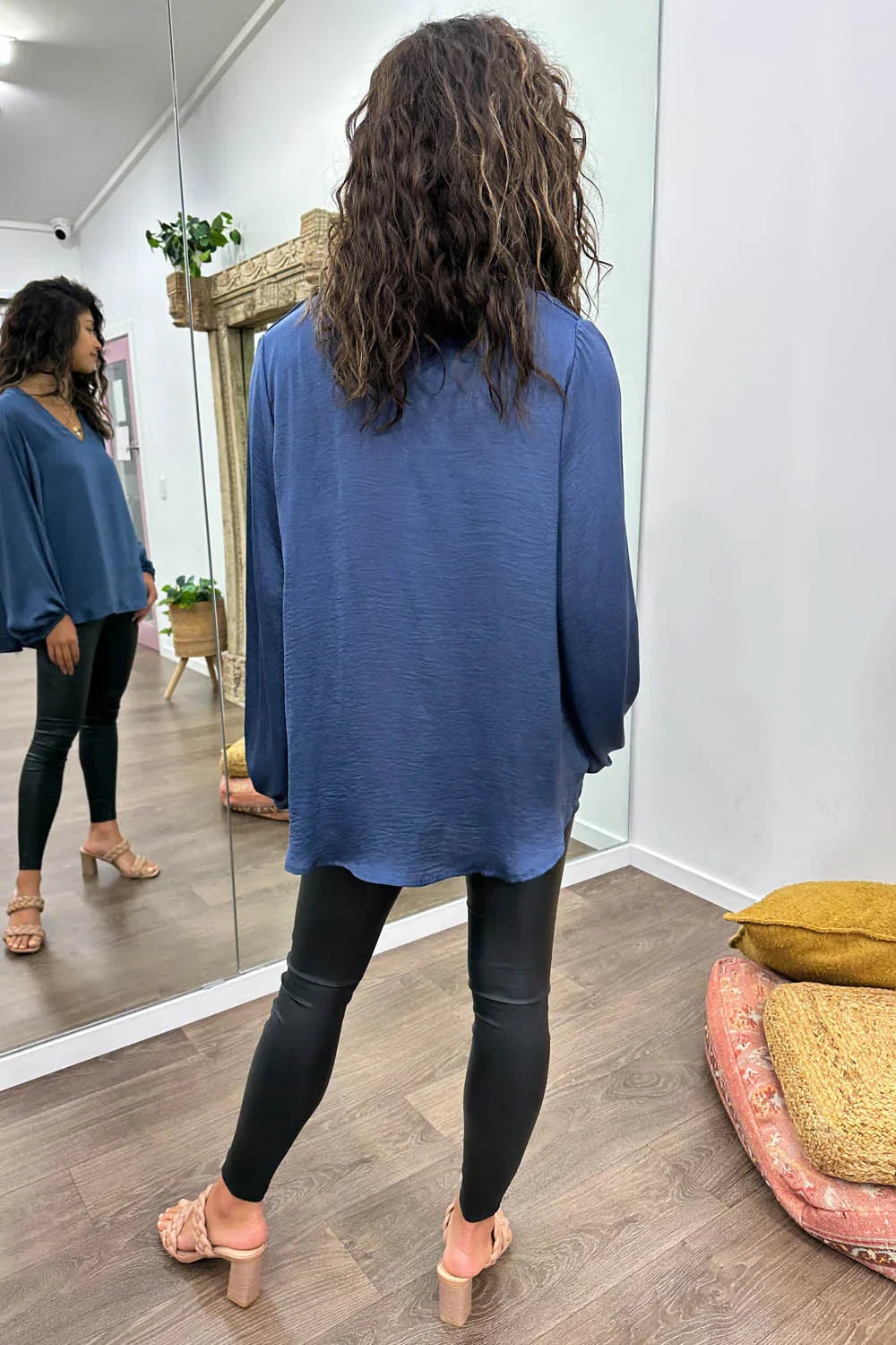 Drune | Damenbluse Mit Modernem V-Ausschnitt
