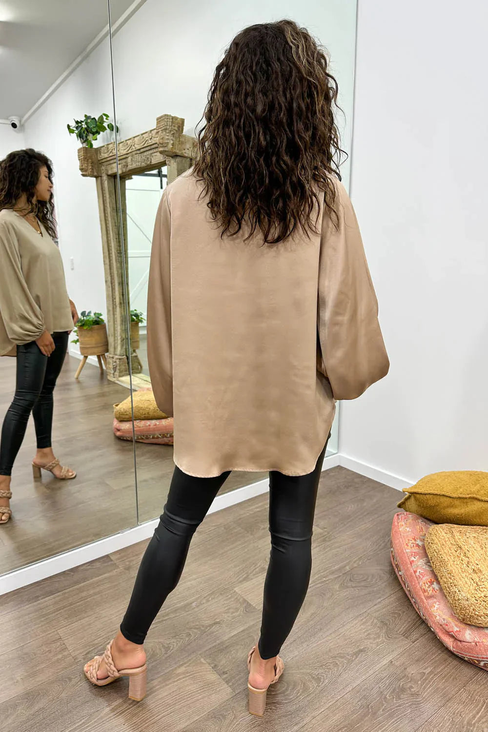 Drune | Damenbluse Mit Modernem V-Ausschnitt