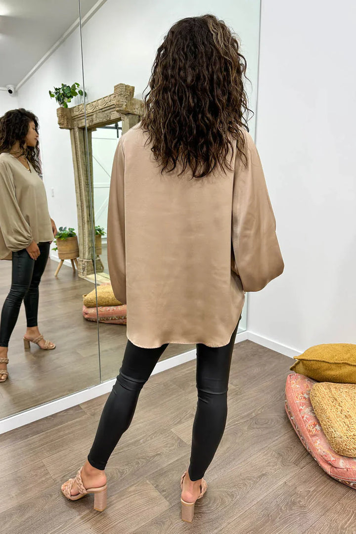 Drune | Damenbluse Mit Modernem V-Ausschnitt