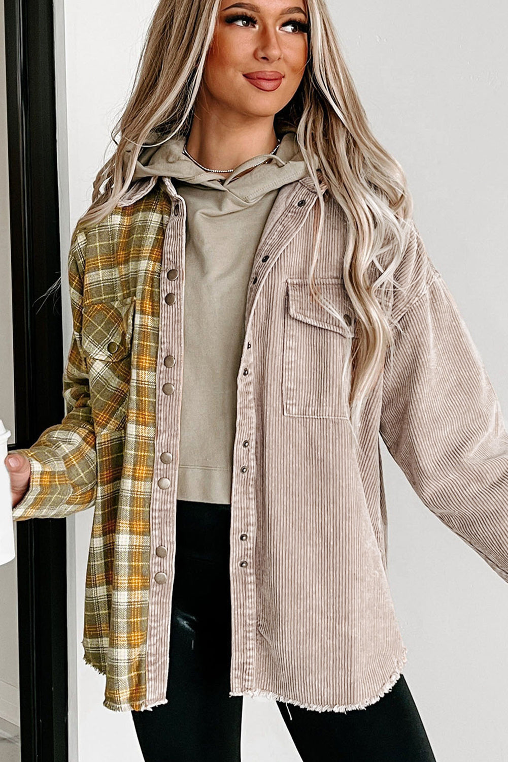 Drune | Zweiseitige Hemdjacke Karomuster und Corddesign Stil und Komfort