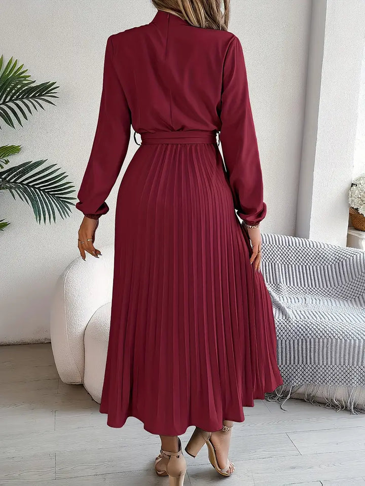 Drune | Schlichtes Kleid mit Stehkragen und Plissiertem Gürtel