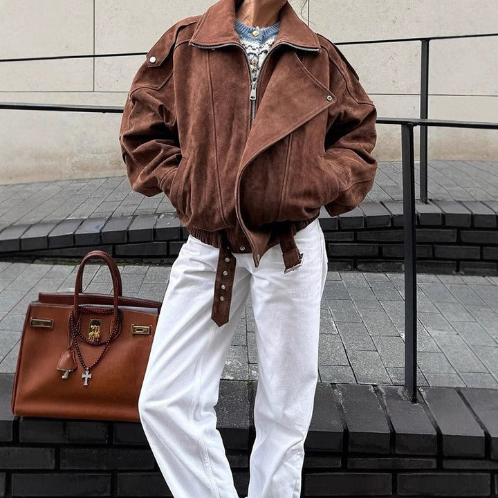 Drune | Übergröße Bomberjacke im Wildleder-Look mit asymmetrischem Reißverschluss