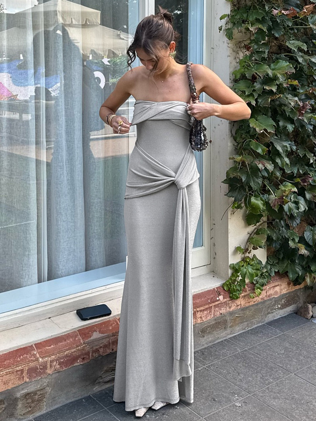 Drune | Einfarbiges ärmelloses Kleid mit hoher Taille und Ein-Wort-Ausschnitt