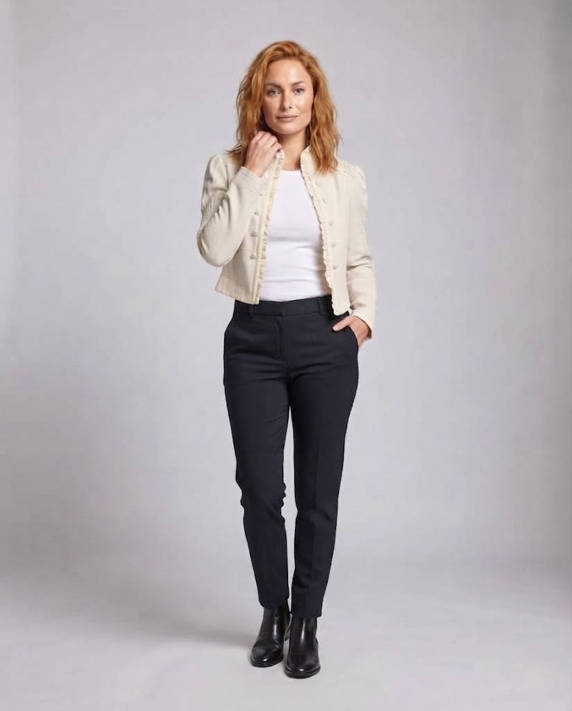 Damen kurze taillierte Jacke mit Rüschensaum, Stehkragen und dekorativen Falten Drune
