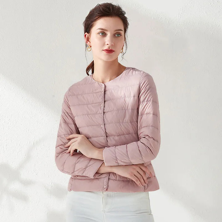 Drune | Leichte, kragenlose und figurbetonende Damen-Daunenjacke