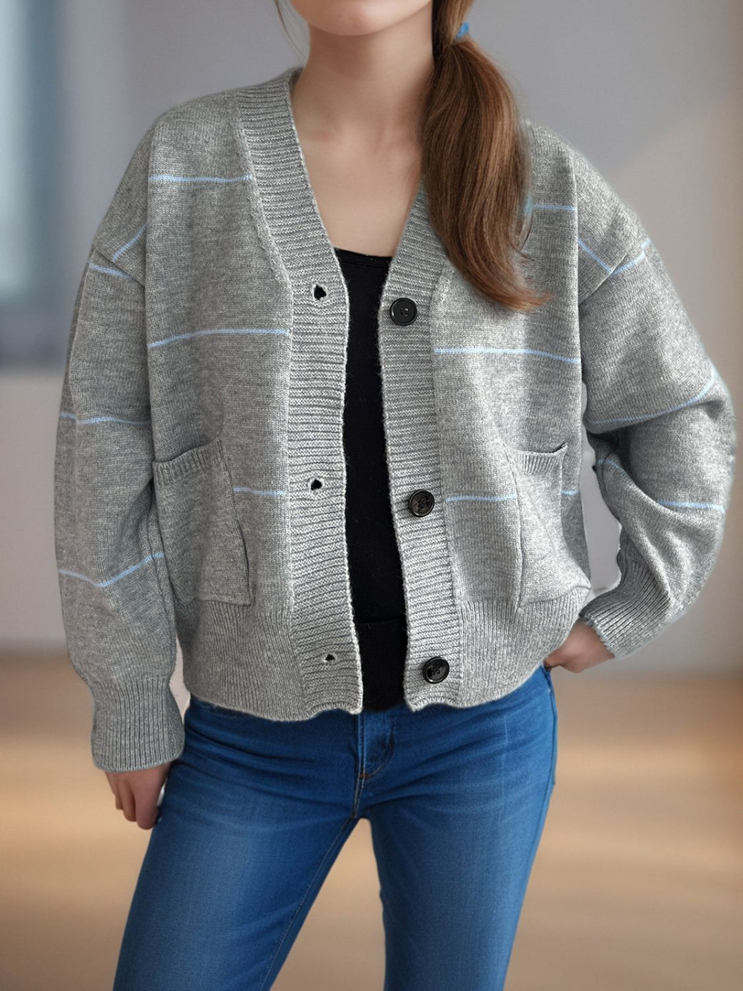 Drune | Legere Strickjacke mit langen Ärmeln, V-Ausschnitt, Knöpfen und Streifen
