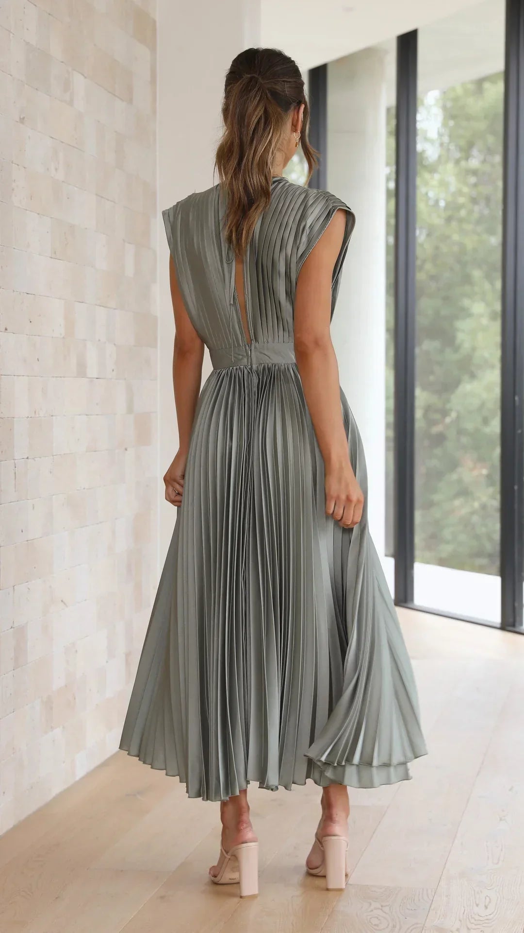 Drune | Faltendes Plunge Midi Kleid