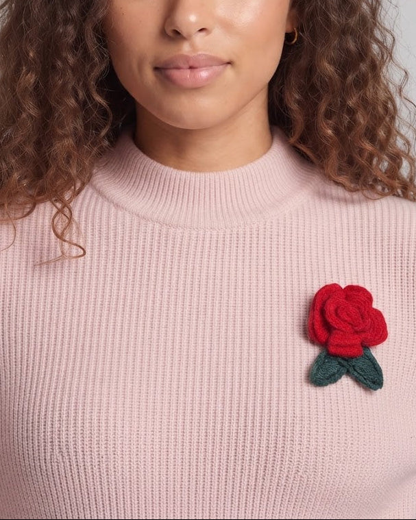Damen Feinstrickpullover mit Stehkragen, feiner Rippstruktur und gehäkelter Blumenbrosche Drune