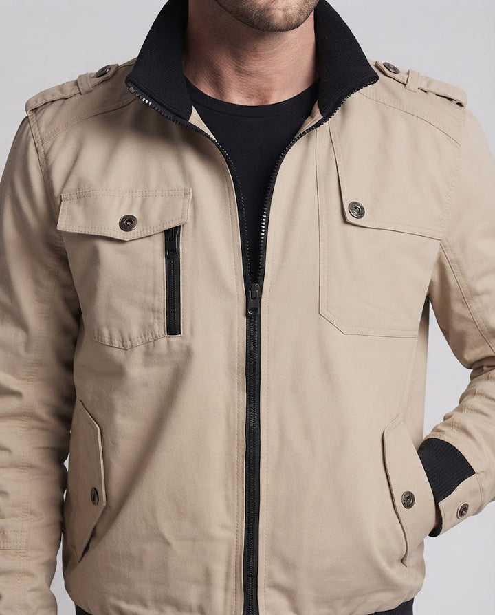 Herren Kurzblouson im Utility‑Field‑Design mit Stehkragen, Schulterepauletten und verdeckten Reißverschlusstaschen Drune