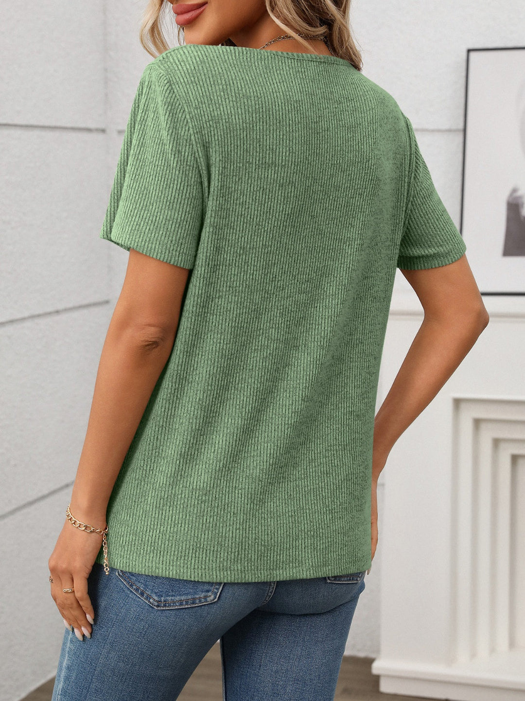 Drune | Geripptes V-Ausschnitt Kurzarm T-Shirt