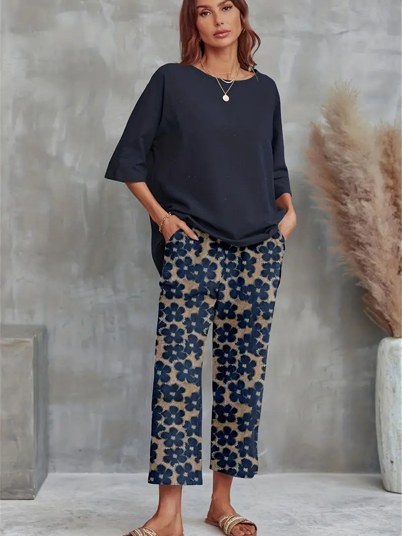 Drune | Solid T-Shirt mit Breiten Beinen und Rundem Halsauschnitt mit Blumenmotiv