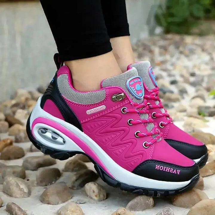 Frau trägt rosa ergonomische Schuhe