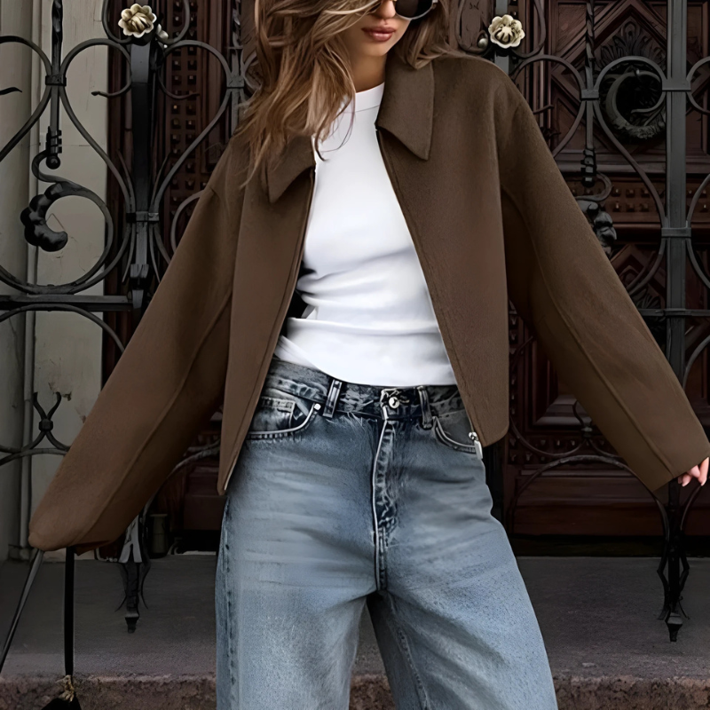 Drune | Fit Damen Kurzjacke mit Spitzem Kragen und Frontreißverschluss