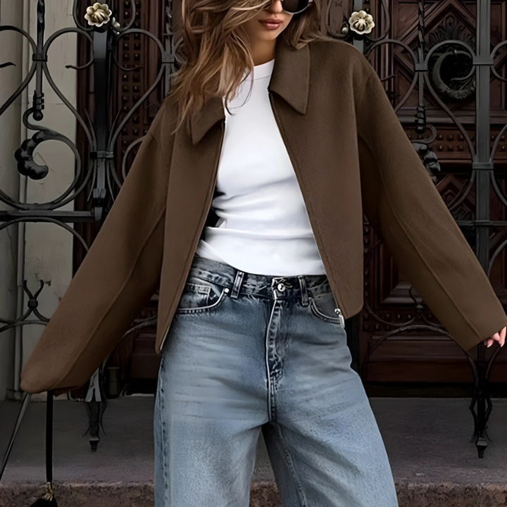 Drune | Fit Damen Kurzjacke mit Spitzem Kragen und Frontreißverschluss