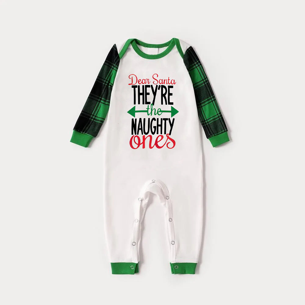 Drune | Lieber Weihnachtsmann Sie sind die Ungezogenen' Buchstabendruck Lässige Langarm Sweatshirts Grünes Kontrastoberteil und Schwarz-Grüne Karierte Hose Familienpassende Raglan Langarm Pyjama-Sets mit Hundebandana