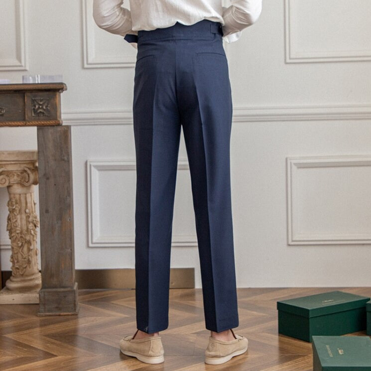 Drune Classic: Stilvolle Hose mit Schnalle
