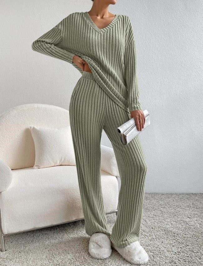 Gestrickte Hose und Pullover für Damen