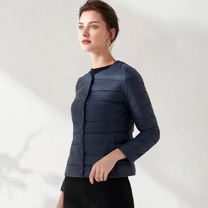 Drune | Leichte, kragenlose und figurbetonende Damen-Daunenjacke