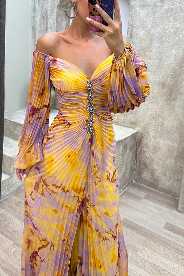 Drune | Sunset Serenade Bedrucktes Off-Shoulder Maxikleid mit Diamantverzierungen und Faltenröcken mit Schlitz