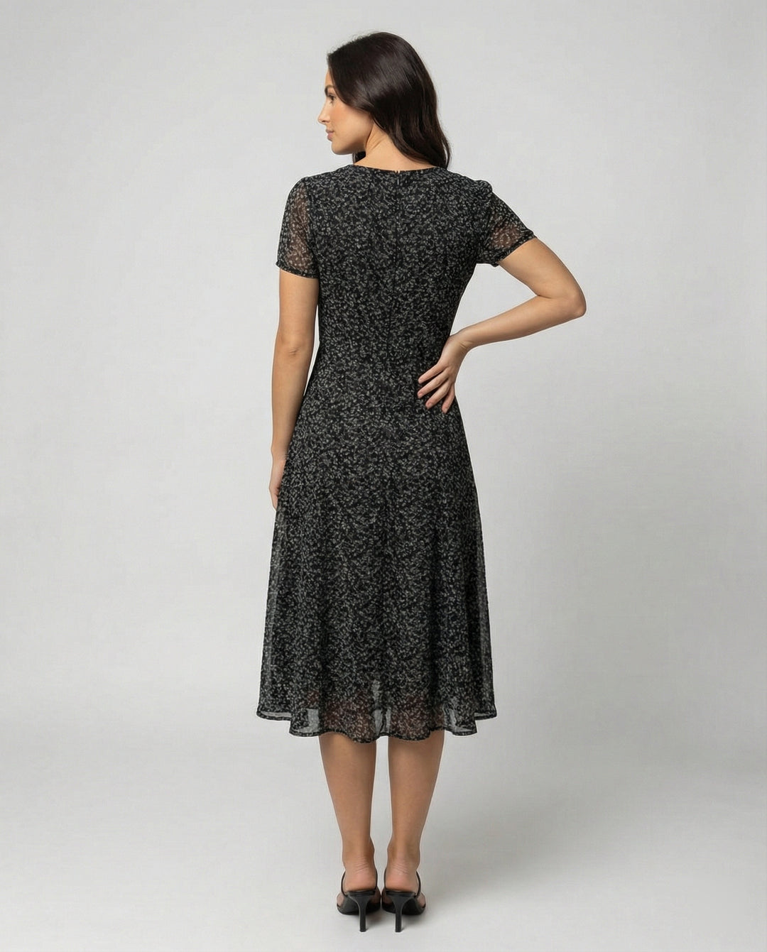 Drune - Elegantes Kleid mit V-Ausschnitt Schwingender Saum