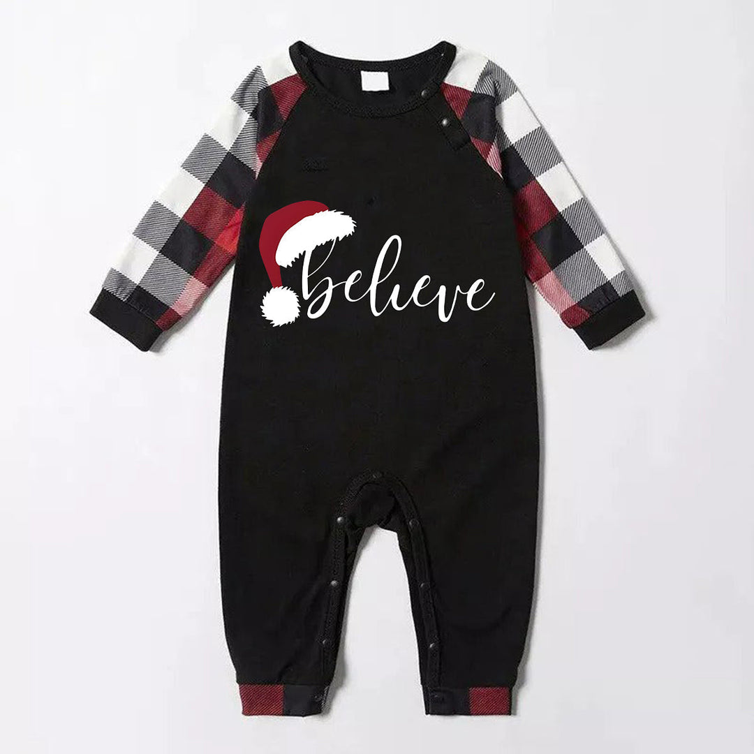 Drune | Weihnachtsmütze und 'Believe' Buchstabenprint gemusterte Karo-Ärmel Kontrastoberteile und rote & schwarze & weiße Karohosen Familien-Pyjama-Set mit Hundebandana