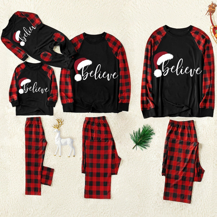 Drune | Weihnachten ”Ho Ho Ho“ Buchstaben Druck Weihnachtsmann & Lebkuchen & Elch Muster Kontrast Schwarz Oberteil und Schwarz & Rot Karierte Hose Familie passende Pyjama Set mit Hund Bandana